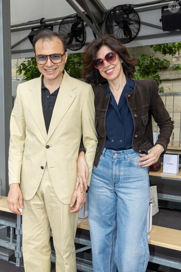 D'après "Gala", le mur marron-prune, ou encore une peinture de Jean Lurçat se marient parfaitement avec les cimaises et les portes pivotantes en bois. 

Bertrand Burgalat et sa femme Vanessa Seward, au front row du défilé de mode Chanel collection Haute Couture Automne/Hiver 2023/24 lors de la Fashion Week de Paris (PFW), à Paris, France, le 4 juillet 2023. © Borde-Rindoff/Bestimage