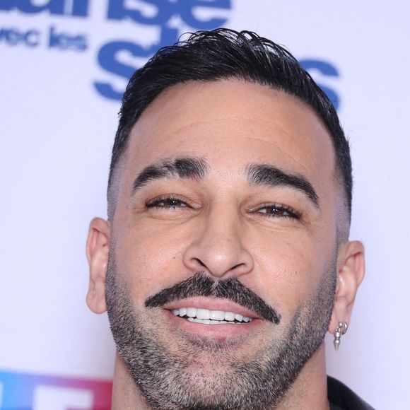 Adil Rami participe au photocall de Danse Avec Les Stars dans les studios de TF1 le 16 janvier 2025. Photo par Jerome Domine/ABACAPRESS.COM