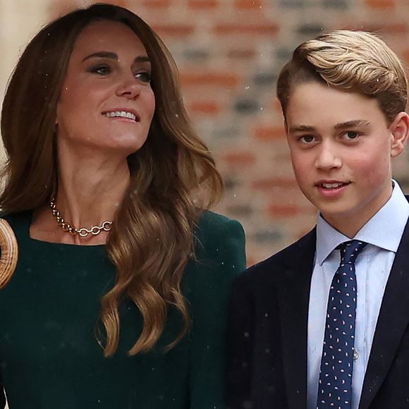 Ces changements font suite aux inquiétudes exprimées par plus de 100 parents en 2024 au sujet de l’usage des écrans.

Le prince George de Galles, fait sa rentrée au collège d'Eton entouré de ses parents, le prince William, prince de Galles, et Catherine (Kate) Middleton, princesse de Galles, le 8 septembre 2026.  © PA Wire/PA Images / Bestimage