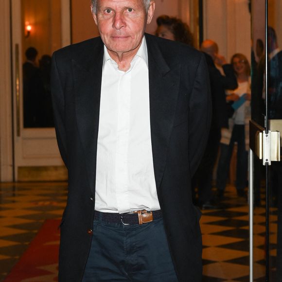 "Il y a 60 marches pour y accéder, un escalier en colimaçon qui monte jusqu’à ma bulle, ma petite bulle d’oxygène (...) Je suis au niveau de la canopée, entouré par les oiseaux et la nature. C’est un endroit où je me sens bien, un lieu parfait pour échapper à la frénésie"

Patrick Poivre d'Arvor (PPDA) - Photocall du Gala du Coeur au profit de l'association Mécénat Chirurgie Cardiaque dans la salle Gaveau de Paris le 28 mars 2022. © Coadic Guirec/Bestimage