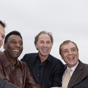 Les anciens footballeurs l'Allemand Lothar Matthaus, le Brésilien Pelé, l'Italien Franco Baresi, l'agent des footballeurs italiens Antonio Caliendo et le footballeur international français Eric Cantona  sur la promenade Soccer Foot Prints, le 17 octobre 2012 à Monaco avant le Golden Foot 2012.