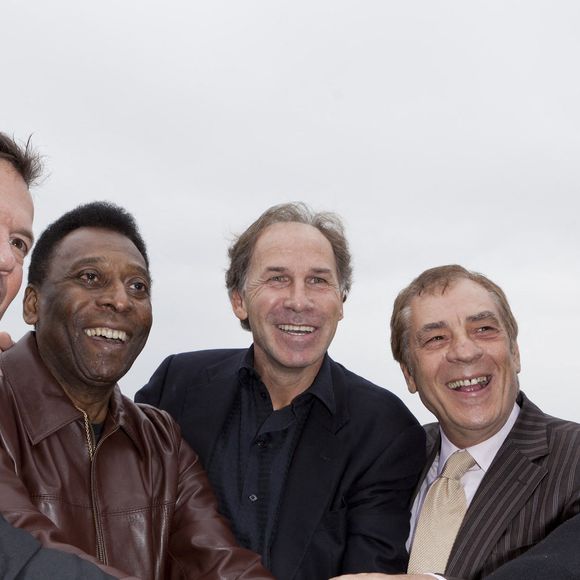Les anciens footballeurs l'Allemand Lothar Matthaus, le Brésilien Pelé, l'Italien Franco Baresi, l'agent des footballeurs italiens Antonio Caliendo et le footballeur international français Eric Cantona  sur la promenade Soccer Foot Prints, le 17 octobre 2012 à Monaco avant le Golden Foot 2012.