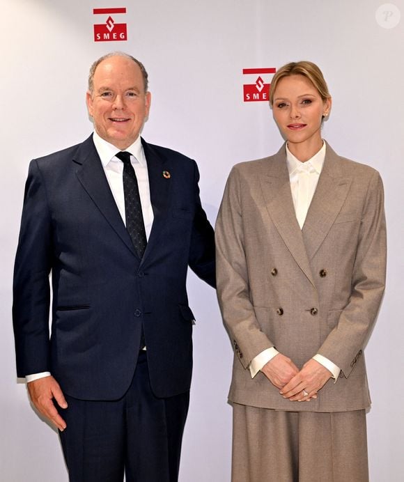 Le prince Albert II de Monaco et la princesse Charlene ont visité en compagnie de M. Thomas Bataglione, l'administrateur et directeur général de la SMEG, le nouveau siège social de la société, installé dans le quartier de Fontvieille à Monaco, le 15 octobre 2025. © Bruno Bebert / Bestimage