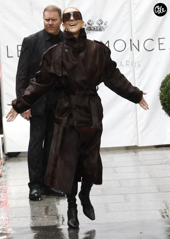 Céline Dion salue ses fans sous la pluie, à la sortie de l’hôtel Royal Monceau à Paris, avant de rejoindre "La Plenitude Arena de Paris La Défense" pour poursuivre sa série de concerts, le 30 septembre 2026. © Marc Ausset Lacroix / Bestimage