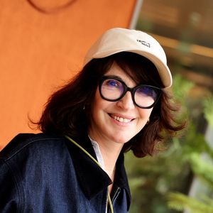 C'est à Bordeaux, puis en Anjou chez des amis, que la comédienne de 66 ans a trouvé refuge le temps que l'incendie soit maitrisé. Il a fallu attendre de longues journées.
Zabou Breitman au photocall du village lors des Internationaux de France de Tennis de Roland Garros 2026, à Paris, le 6 juin 2026.
© Jacovides-Moreau/Bestimage