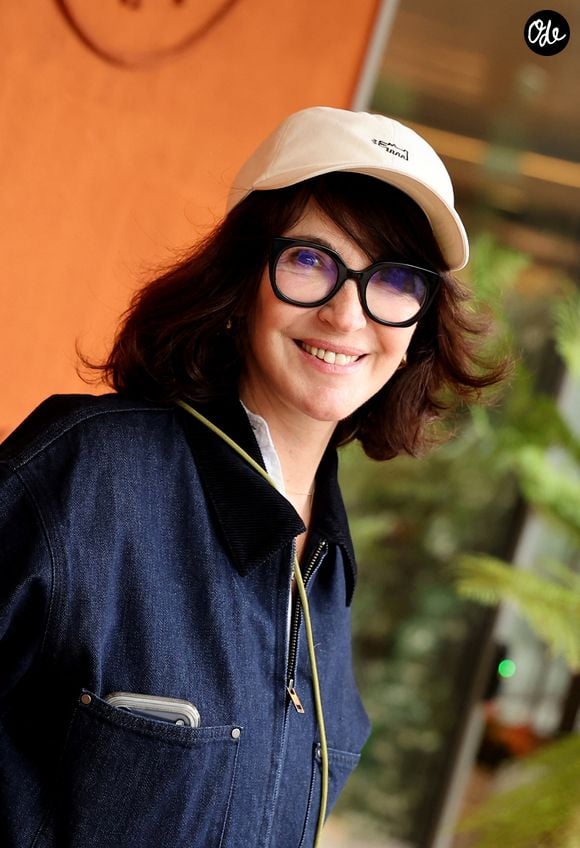 C'est à Bordeaux, puis en Anjou chez des amis, que la comédienne de 66 ans a trouvé refuge le temps que l'incendie soit maitrisé. Il a fallu attendre de longues journées. 

Zabou Breitman au photocall du village lors des Internationaux de France de Tennis de Roland Garros 2026, à Paris, le 6 juin 2026. 

© Jacovides-Moreau/Bestimage