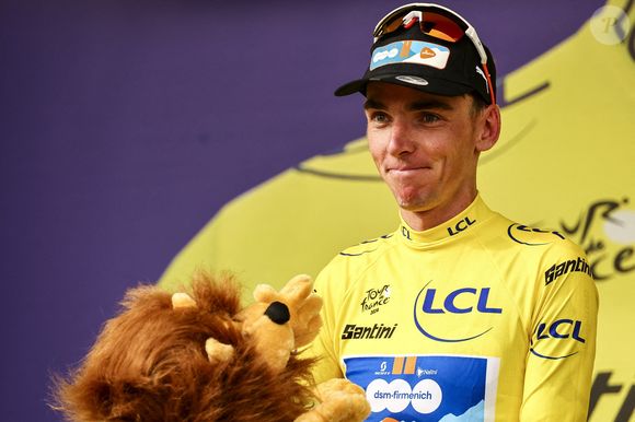 Français Romain Bardet de l'équipe DSM-Firmenich PostNL portant le maillot jaune de leader du classement général célèbre sur le podium après la première étape du Tour de France 2024, de Florence, Italie à Rimini, Italie (206 km) le samedi 29 juin 2024. La 111e édition du Tour de France débutera le samedi 29 juin et s'achèvera à Nice, en France, le 21 juillet. Photo par ABACAPRESS.COM