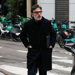 Il est question ici de sa paupière tombante

Yvan Attal - Arrivées aux obsèques de Niels Arestrup à l'Église Saint-Roch à Paris. Le 10 décembre 2024 © Christophe Clovis / Bestimage