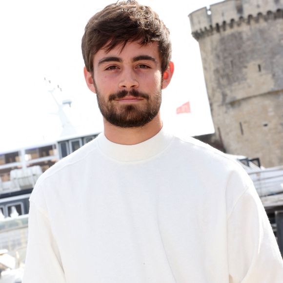 Son établissement, nommé Manine Popote, est situé au cœur des célèbres Halles de la ville.

Clément Rémiens de "Ici tout commence" - Festival de la Fiction de La Rochelle. Le 18 septembre 2021
© Jean-Marc Lhomer / Bestimage