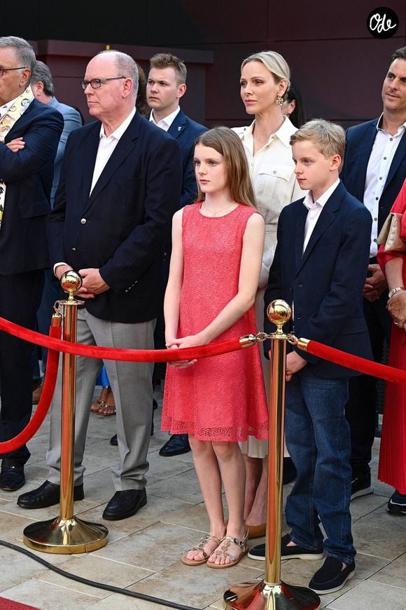 Les chaussures, très abordables, sont déjà en rupture de stock sur le site de la marque.

Le prince Albert II de Monaco, la princesse Charlène de Monaco, la princesse Gabriella de Monaco, comtesse de Carladès, et le prince Jacques de Monaco, marquis des Baux, assistent à l’inauguration de l’espace thématique consacré à la Principauté de Monaco à Europa-Park, à Rust, en Allemagne, le 29 juin 2026. © Dana Press/Bestimage