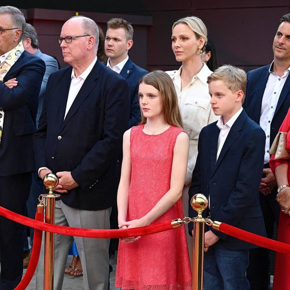 Les chaussures, très abordables, sont déjà en rupture de stock sur le site de la marque.

Le prince Albert II de Monaco, la princesse Charlène de Monaco, la princesse Gabriella de Monaco, comtesse de Carladès, et le prince Jacques de Monaco, marquis des Baux, assistent à l’inauguration de l’espace thématique consacré à la Principauté de Monaco à Europa-Park, à Rust, en Allemagne, le 29 juin 2026. © Dana Press/Bestimage