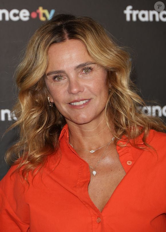 Ainsi, assises sur un canapé, Marine Vignes et la jeune brune aux cheveux longs et bouclés discutent avec complicité de ce qui les rapproche ou au contraire les différencie. 

Marine Vignes au photocall de la conférence de presse de rentrée de France Télévisions à Paris, France, le 4 septembre 2024. © Coadic Guirec/Bestimage