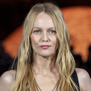 À l'occasion de la sortie de la version deluxe de son huitième album "Le Retour des beaux jours" cet été,

Vanessa Paradis – Photo Call  du Défilé de mode Chanel Collection Printemps-Été dans le cadre de la Fashion Week de Paris, France.
 
© Olivier Borde / Bestimage