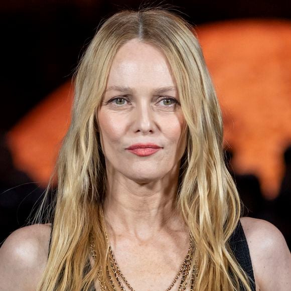 À l'occasion de la sortie de la version deluxe de son huitième album "Le Retour des beaux jours" cet été,

Vanessa Paradis – Photo Call  du Défilé de mode Chanel Collection Printemps-Été dans le cadre de la Fashion Week de Paris, France.
 
© Olivier Borde / Bestimage