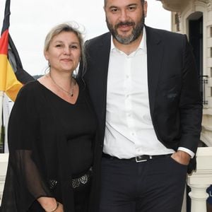 Bruce Toussaint et sa femme Catherine lors de l'inauguration de l'hôtel Barrière Le Grand Hôtel Dinard, après cinq mois de rénovation, à Dinard, France, le 15 juin 2019. L'établissement, propriété du groupe Barrière, a rouvert ses portes le 12 avril. Rénovation des cuisines, décoration, mobilier et espace bien-être repensés. L’hôtel 5 étoiles, construit en 1858, passe de 89 à 86 chambres pour créer une suite supplémentaire et deux suites juniors avec portes communicantes. Toutes ont été refaites du sol au plafond. © Coadic Guirec/Bestimage