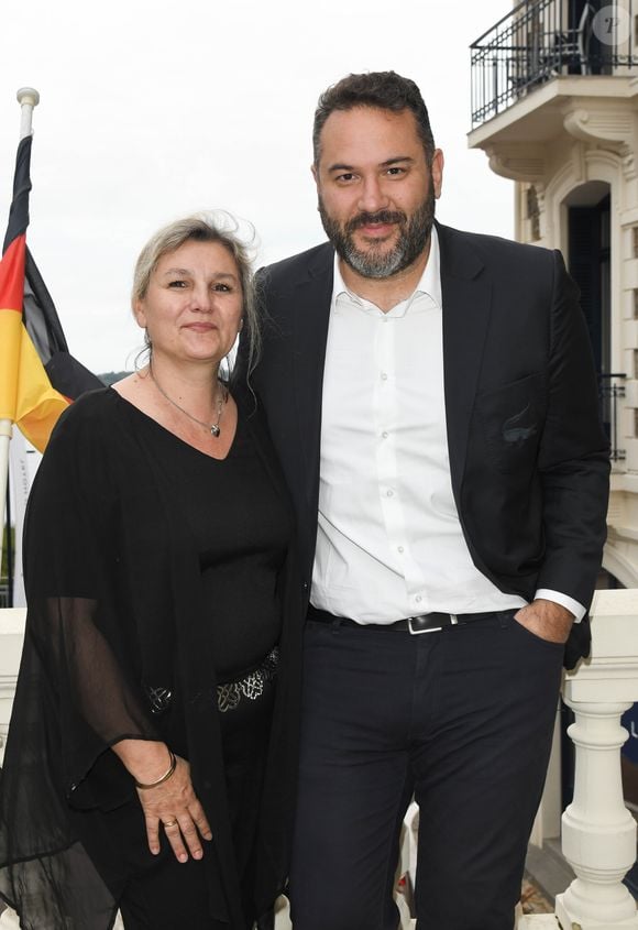 Bruce Toussaint et sa femme Catherine lors de l'inauguration de l'hôtel Barrière Le Grand Hôtel Dinard, après cinq mois de rénovation, à Dinard, France, le 15 juin 2019. L'établissement, propriété du groupe Barrière, a rouvert ses portes le 12 avril. Rénovation des cuisines, décoration, mobilier et espace bien-être repensés. L’hôtel 5 étoiles, construit en 1858, passe de 89 à 86 chambres pour créer une suite supplémentaire et deux suites juniors avec portes communicantes. Toutes ont été refaites du sol au plafond. © Coadic Guirec/Bestimage