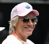 Alors qu'il retrouvait enfin son public après plusieurs années d'absence et une délicate opération des cordes vocales, le chanteur a dû mettre un terme à la soirée en raison d'un problème de santé.

Jon Bon Jovi au Miami Open at Hard Rock Stadium en Floride Backgrid USA / Bestimage