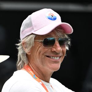Alors qu'il retrouvait enfin son public après plusieurs années d'absence et une délicate opération des cordes vocales, le chanteur a dû mettre un terme à la soirée en raison d'un problème de santé.

Jon Bon Jovi au Miami Open at Hard Rock Stadium en Floride Backgrid USA / Bestimage