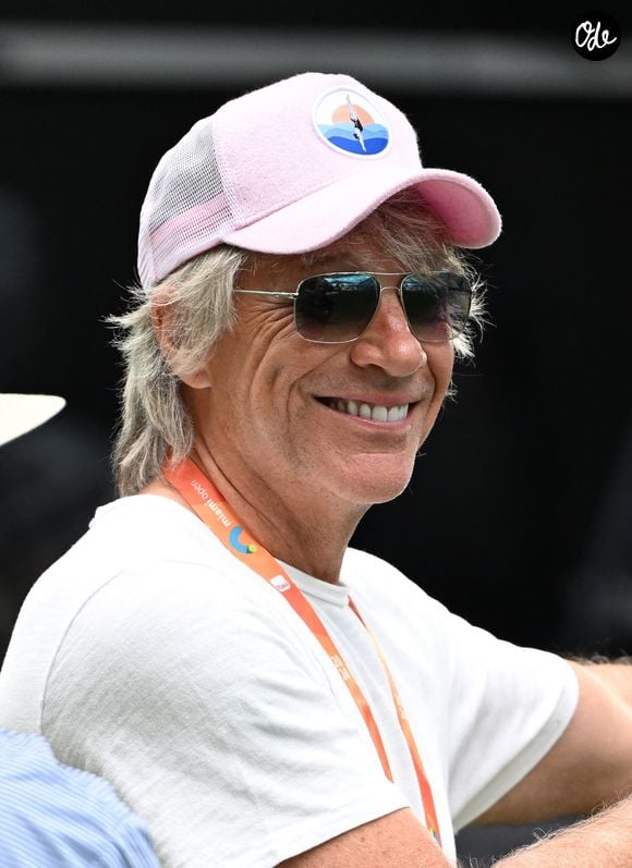 Alors qu'il retrouvait enfin son public après plusieurs années d'absence et une délicate opération des cordes vocales, le chanteur a dû mettre un terme à la soirée en raison d'un problème de santé.

Jon Bon Jovi au Miami Open at Hard Rock Stadium en Floride Backgrid USA / Bestimage