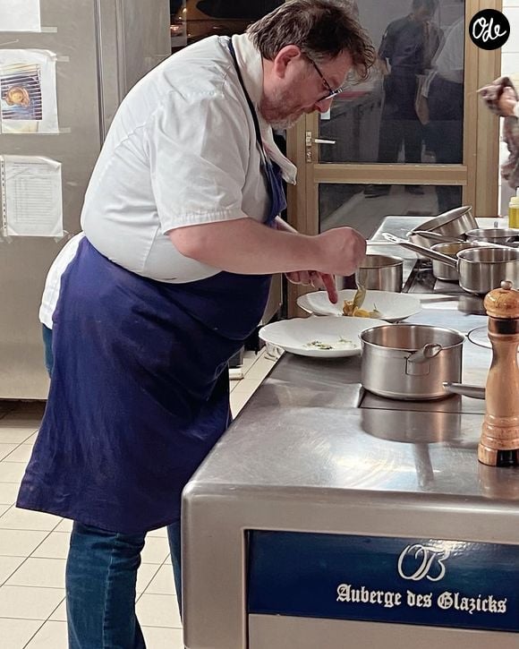 Le restaurant gastronomique était déjà fermé depuis le 5 juillet 2026 et sa réouverture ne devrait pas se faire avant le 31 août 2026.

Le chef doublement étoilé Olivier Bellin dans les cuisines de son restaurant, l’Auberge des Glazicks, dans le Finistère.

Instagram Olivier Bellin