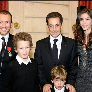Mais elle a finalement accompagné son fils, qui a fait une blague à Nicolas Sarkozy pour détendre l'atmosphère.

Dany Boon, sa femme Yaël, leurs enfants et Nicolas Sarkozy : Dany Boon reçoit les insignes de Chevalier dans l'ordre de la Légion d'Honneur à l'Elysée. 

BERTRAND RINDOFF PETROFF / BESTIMAGE