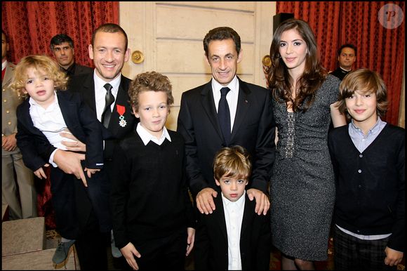Mais elle a finalement accompagné son fils, qui a fait une blague à Nicolas Sarkozy pour détendre l'atmosphère.

Dany Boon, sa femme Yaël, leurs enfants et Nicolas Sarkozy : Dany Boon reçoit les insignes de Chevalier dans l'ordre de la Légion d'Honneur à l'Elysée. 

BERTRAND RINDOFF PETROFF / BESTIMAGE
