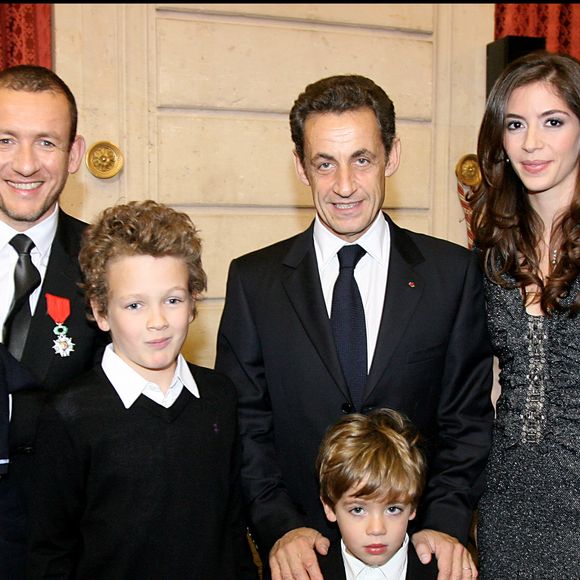 Mais elle a finalement accompagné son fils, qui a fait une blague à Nicolas Sarkozy pour détendre l'atmosphère.

Dany Boon, sa femme Yaël, leurs enfants et Nicolas Sarkozy : Dany Boon reçoit les insignes de Chevalier dans l'ordre de la Légion d'Honneur à l'Elysée. 

BERTRAND RINDOFF PETROFF / BESTIMAGE