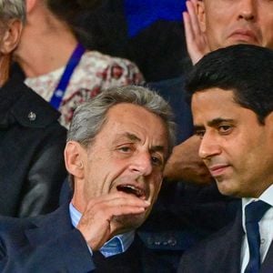 Nicolas Sarkozy, Nasser al-Khelaïfi - Célébrités dans les tribunes lors du match de ligue des Champions entre le Paris Saint Germain (PSG) contre Atalanta (4-0) au Parc des Princes à Paris le 17 septembre 2025. © Christian Liewig/Bestimage