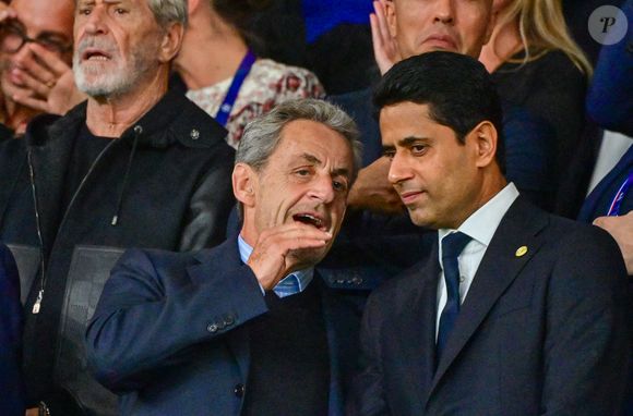 Nicolas Sarkozy, Nasser al-Khelaïfi - Célébrités dans les tribunes lors du match de ligue des Champions entre le Paris Saint Germain (PSG) contre Atalanta (4-0) au Parc des Princes à Paris le 17 septembre 2025. © Christian Liewig/Bestimage