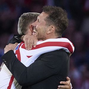 Atletico de Madrid Antoine Griezmann (g) et l'entraîneur Diego Pablo Cholo Simeone quitte le club en tant que meilleur buteur de l'histoire après un match de Liga. 17 mai 2026. (ALTERPHOTOS/Ropero)