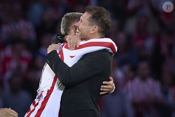 Atletico de Madrid Antoine Griezmann (g) et l'entraîneur Diego Pablo Cholo Simeone quitte le club en tant que meilleur buteur de l'histoire après un match de Liga. 17 mai 2026. (ALTERPHOTOS/Ropero)