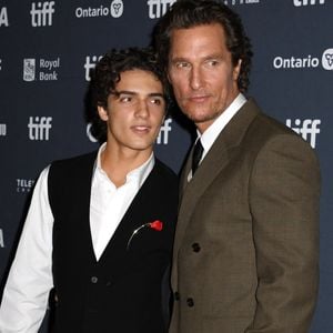 Levi Alves McConaughey et son père Matthew McConaughey lors de l'avant-première mondiale de "The Lost Bus", organisée dans le cadre du Festival international du film de Toronto, en septembre 2025. © Backgrid USA / Bestimage