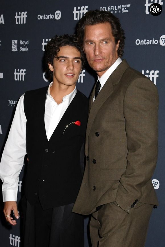 Levi Alves McConaughey et son père Matthew McConaughey lors de l'avant-première mondiale de "The Lost Bus", organisée dans le cadre du Festival international du film de Toronto, en septembre 2025. © Backgrid USA / Bestimage