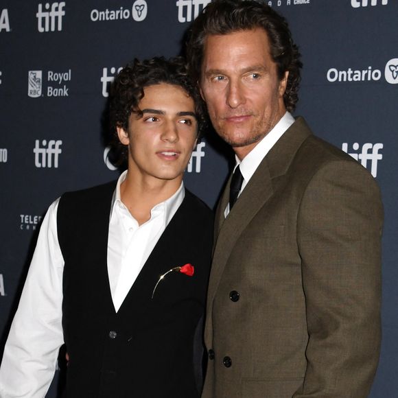 Levi Alves McConaughey et son père Matthew McConaughey lors de l'avant-première mondiale de "The Lost Bus", organisée dans le cadre du Festival international du film de Toronto, en septembre 2025. © Backgrid USA / Bestimage