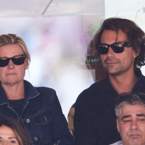 Anne-Élisabeth Lemoine et Bertrand Bertrand Chameroy - Célébrités dans les tribunes de la finale homme des Internationaux de France de tennis de Roland Garros 2024 à Paris le 9 juin 2024. © Jacovides-Moreau/Bestimage