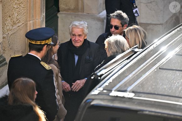 Un moment intense en émotion 

Bernard d'Ormale arrivant à l'église Notre-Dame de l'Assomption, pour la cérémonie funéraire de l'actrice française Brigitte Bardot, à Saint-Tropez, dans le sud-est de la France, le 7 janvier 2026. L'actrice française Brigitte Bardot, symbole de la libération sexuelle dans les années 1950 et 1960, qui s'est réinventée en défenseuse des droits des animaux et a embrassé des opinions d'extrême droite, est décédée le 28 décembre 2025 à l'âge de 91 ans. Photo par Julien Reynaud/APS-Medias/ABACAPRESS.COM
