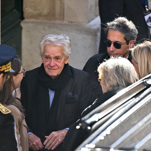Un moment intense en émotion 

Bernard d'Ormale arrivant à l'église Notre-Dame de l'Assomption, pour la cérémonie funéraire de l'actrice française Brigitte Bardot, à Saint-Tropez, dans le sud-est de la France, le 7 janvier 2026. L'actrice française Brigitte Bardot, symbole de la libération sexuelle dans les années 1950 et 1960, qui s'est réinventée en défenseuse des droits des animaux et a embrassé des opinions d'extrême droite, est décédée le 28 décembre 2025 à l'âge de 91 ans. Photo par Julien Reynaud/APS-Medias/ABACAPRESS.COM