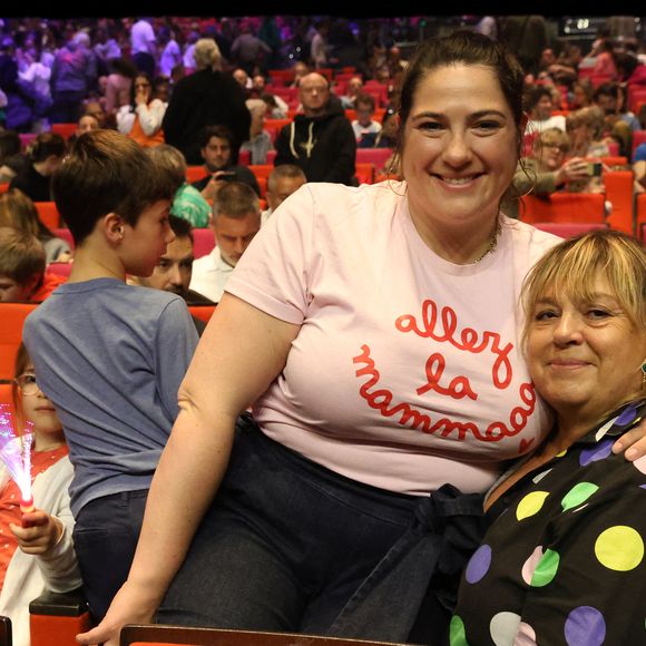 Exclusif - Michèle Bernier et sa fille Charlotte Gaccio -  Personnalités au spectacle de Chantal Goya "50 ans d'amour" au palais des Congrès à Paris le 25 mai 2025.

© Alain Guizard / Bestimage