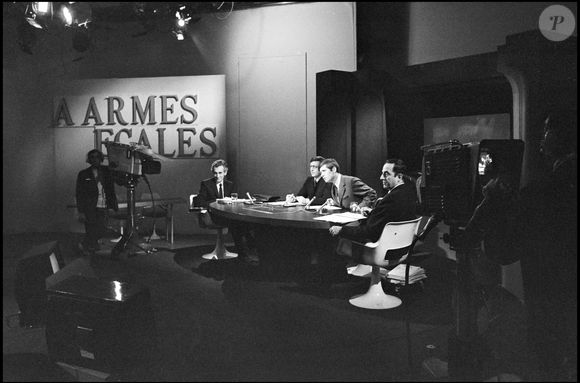 Alain Duhamel, qui avait entamé sa carrière au début des années 60...

Archives – Alain Duhamel sur le plateau de l’émission À armes égales en 1970. AGENCE / BESTIMAGE