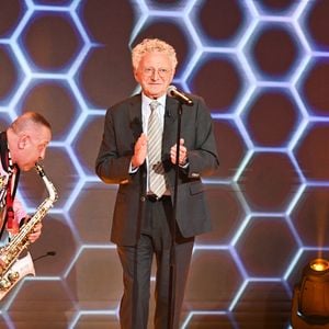 Pour cause, féru de variété française, il a souhaité rendre hommage à Georges Brassens avec un spectacle mêlant anecdotes et chansons. 

Exclusif - Nelson Monfort - Enregistrement de l'émission "Vivement dimanche" au studio Gabriel, présentée par M.Drucker, et diffusée sur France 3 le 22 juin 2025. 
© Guillaume Gaffiot / Bestimage