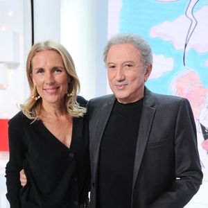 Agathe Lecaron et Michel Drucker - Enregistrement de l'émission "Vivement Dimanche" au Studio Gabriel à Paris, présentée par M.Drucker et diffusée le 27 novembre sur France 3. Le 16 novembre 2022. © Guillaume Gaffiot / Bestimage