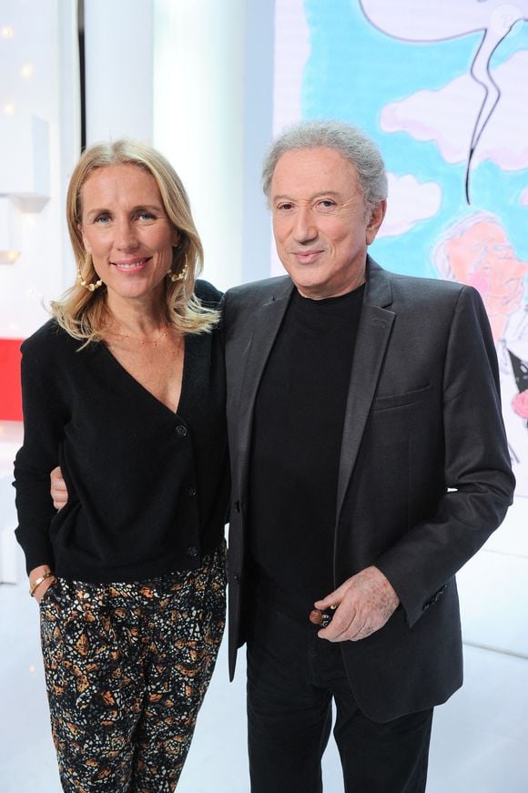Agathe Lecaron et Michel Drucker - Enregistrement de l'émission "Vivement Dimanche" au Studio Gabriel à Paris, présentée par M.Drucker et diffusée le 27 novembre sur France 3. Le 16 novembre 2022. © Guillaume Gaffiot / Bestimage