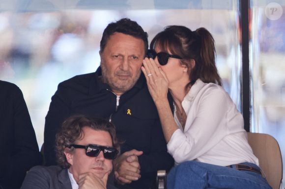 Arthur (Jacques Essebag) et sa femme Mareva Galanter, Alex Vizorek - Célébrités dans les tribunes de la finale homme des Internationaux de France de tennis de Roland Garros 2024 à Paris le 9 juin 2024. © Jacovides-Moreau/Bestimage