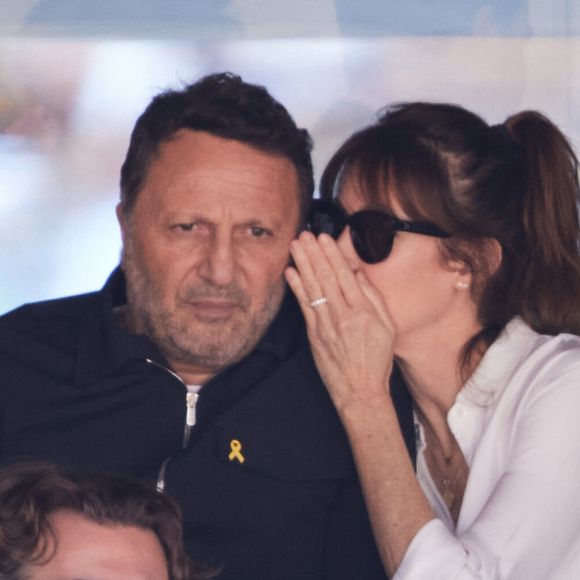 Arthur (Jacques Essebag) et sa femme Mareva Galanter, Alex Vizorek - Célébrités dans les tribunes de la finale homme des Internationaux de France de tennis de Roland Garros 2024 à Paris le 9 juin 2024. © Jacovides-Moreau/Bestimage