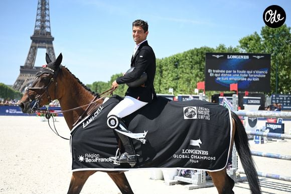Victor Bettendorf sur Encore Toi du Linon (1er) à la remise du Prix CSI5 1.55m Eiffel Challenge présenté par Région Ile de France  lors de la 12ème édition Longines Paris Eiffel Jumping au pied de la Tour Eiffel sur le Champ-de-Mars à Paris, France le 21 juin 2026

© Perusseau / Veeren / Bestimage