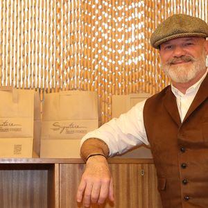 Exclusif - Le chef Philippe Etchebest - Le chef Philippe Etchebest ouvre son restaurant éphémère "Signature" du 9 au 30 octobre au 25 rue Sedaine à Paris dans le 11ème arrondissement le 8 octobre 2025. © Jean-Marc Lhomer/Bestimage