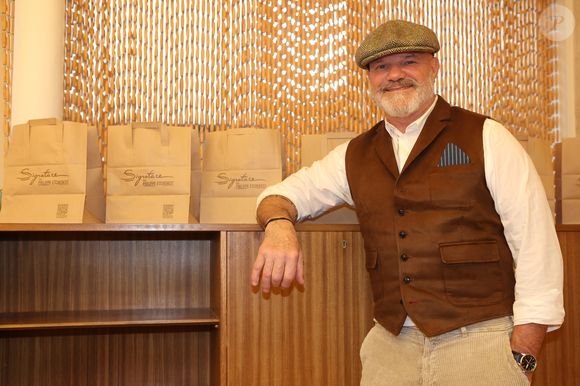 Exclusif - Le chef Philippe Etchebest - Le chef Philippe Etchebest ouvre son restaurant éphémère "Signature" du 9 au 30 octobre au 25 rue Sedaine à Paris dans le 11ème arrondissement le 8 octobre 2025. © Jean-Marc Lhomer/Bestimage
