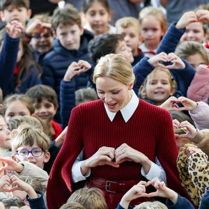 La princesse Charlène de Monaco au Grimaldi Forum, accompagnée du champion monégasque de descente en apnée, Pierre Frolla, et la nouvelle directrice de sa Fondation Mme Anne Boggio, pour accueillir tous les élèves de Cours Préparatoire (CP) de Monaco (316 enfants) pour une matinée de sensibilisation à la prévention de la noyade à Monaco, le 28 novembre 2025. Claudia Albuquerque/Bestimage