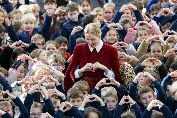 La princesse Charlène de Monaco au Grimaldi Forum, accompagnée du champion monégasque de descente en apnée, Pierre Frolla, et la nouvelle directrice de sa Fondation Mme Anne Boggio, pour accueillir tous les élèves de Cours Préparatoire (CP) de Monaco (316 enfants) pour une matinée de sensibilisation à la prévention de la noyade à Monaco, le 28 novembre 2025. Claudia Albuquerque/Bestimage