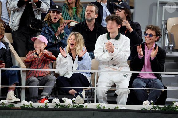 3 garçons nés de son union avec le chanteur Raphaël.

Le chanteur Raphaël, sa compagne Mélanie Thierry et leurs enfants Roman et Aliocha Haroche - Les célébrités dans les tribunes des Internationaux de France de tennis de Roland Garros 2024 à Paris, le 29 mai 2024. 
© Jacovides / Moreau / Bestimage